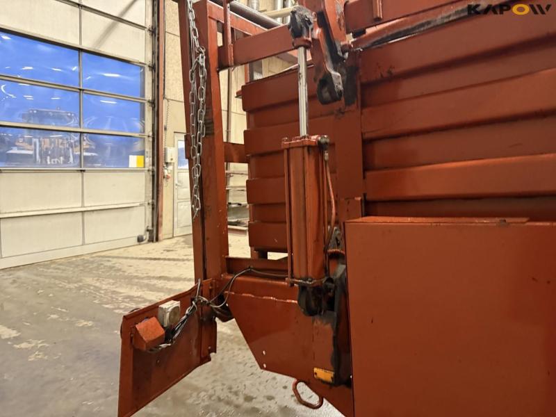 Hesston 4900 big baler 15