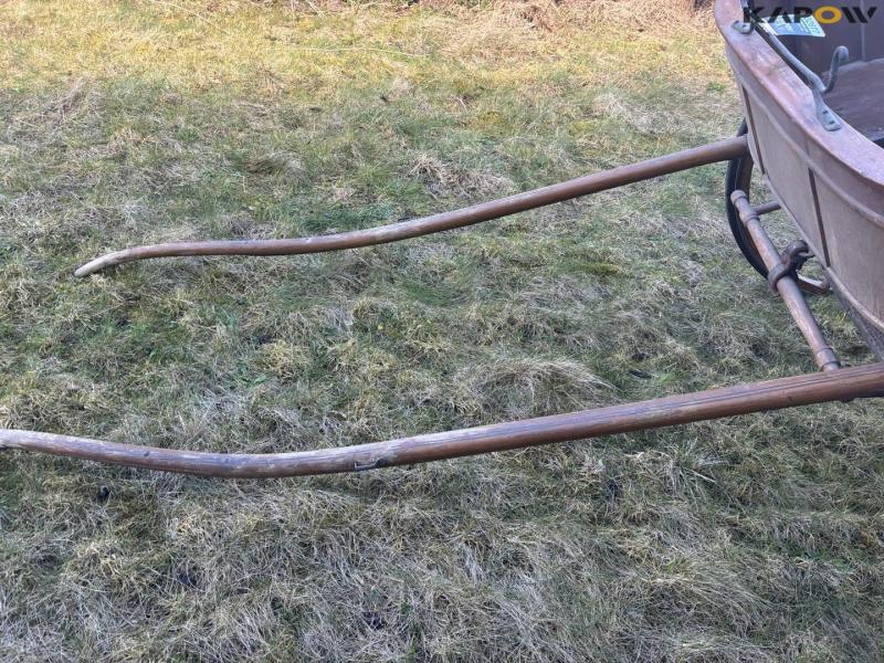 Horse-drawn carriage jumper 18