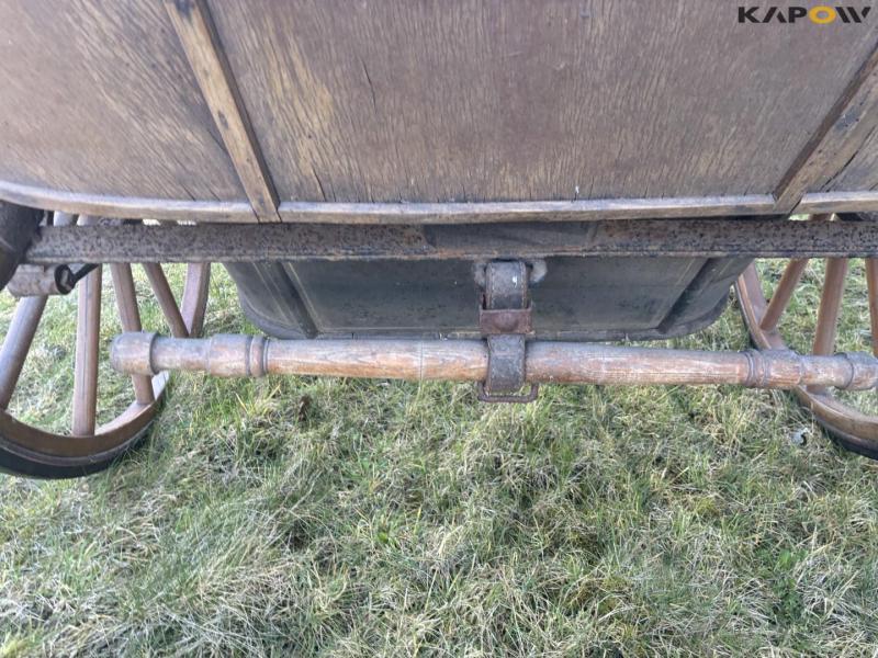 Horse-drawn carriage jumper 19