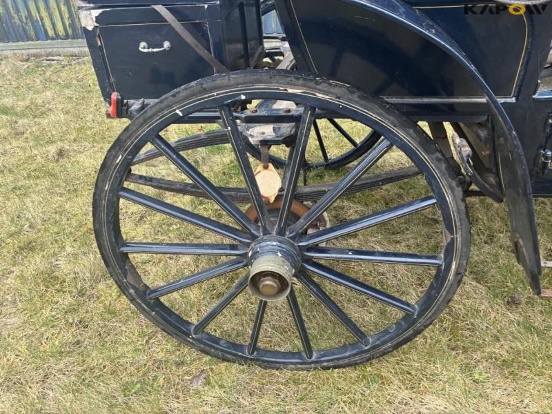 Horse-drawn carriage for two horses 26