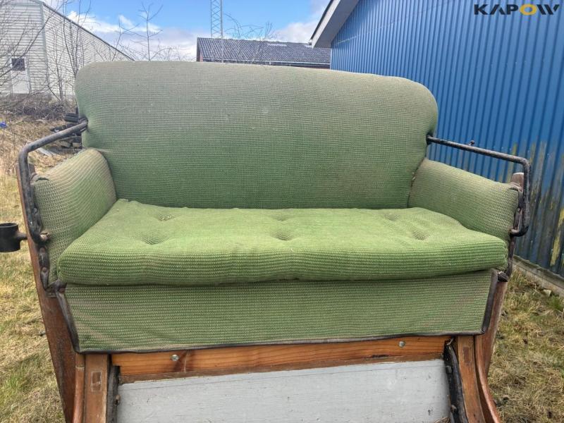 Horse-drawn carriage 10