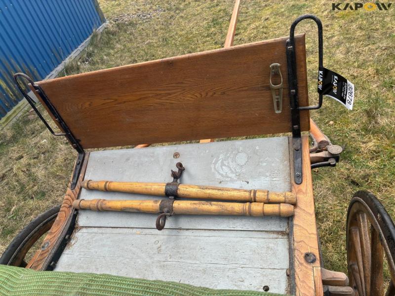 Horse-drawn carriage 11