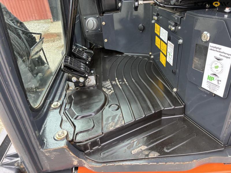 Hitachi ZX26U-6 CR Mini Excavator 53