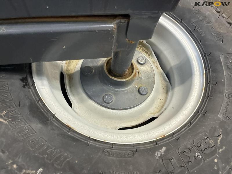 Wheels with hub and support legs 18