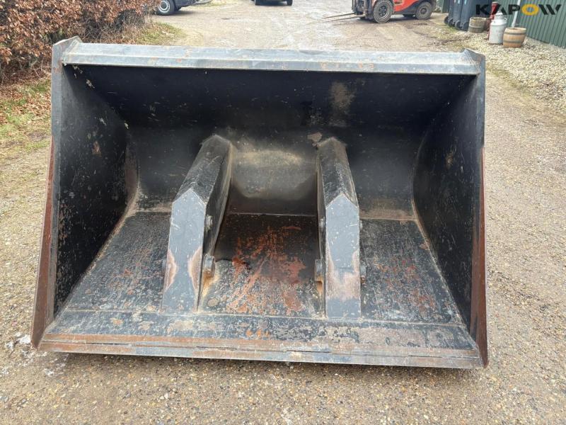 High-tip bucket with Hydrema hitch 2