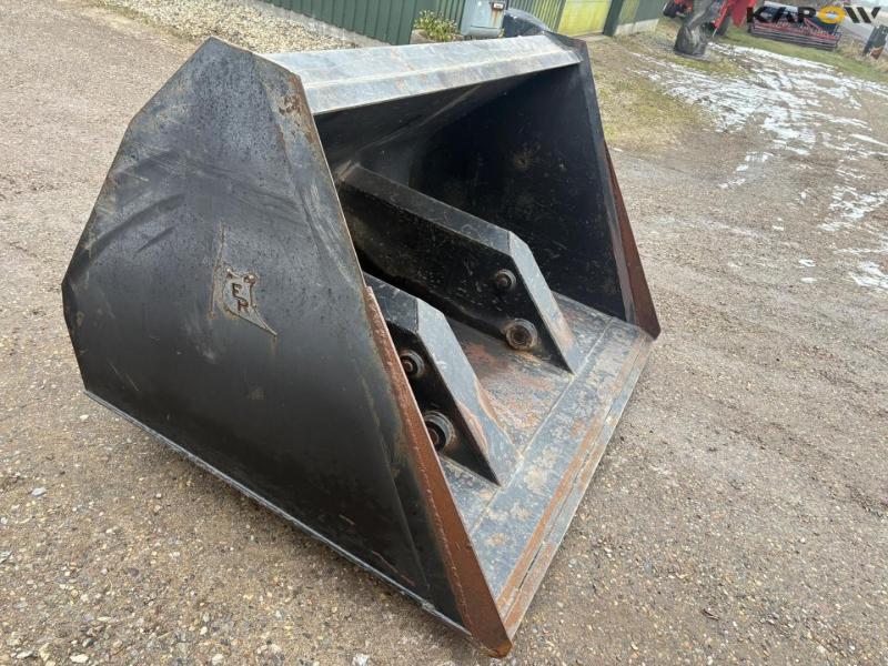 High-tip bucket with Hydrema hitch 3