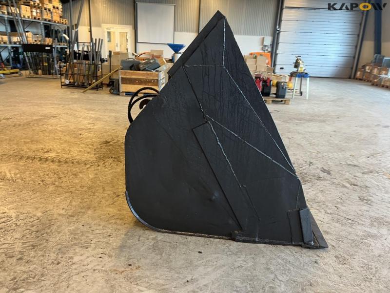 High-tip bucket with Volvo hitch 4