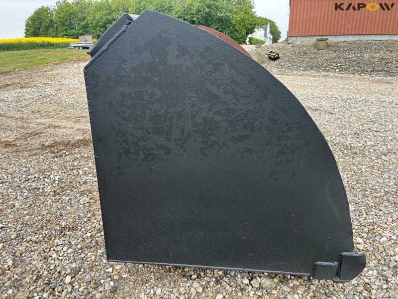 High-tip bucket with Volvo hitch 21