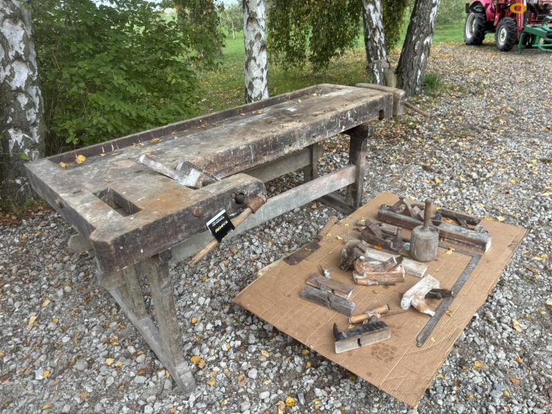 Planing bench with tools 3