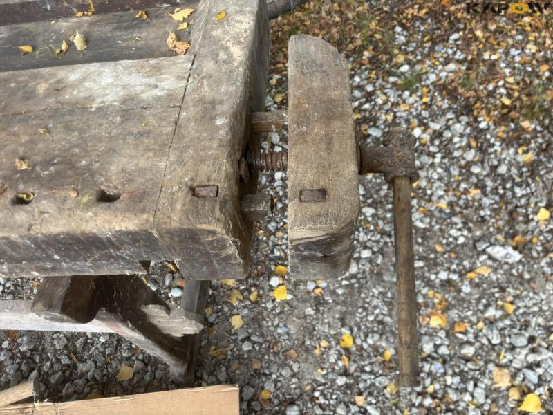 Planing bench with tools 9