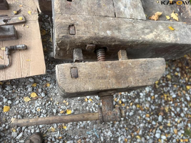 Planing bench with tools 10