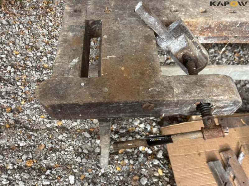 Planing bench with tools 15