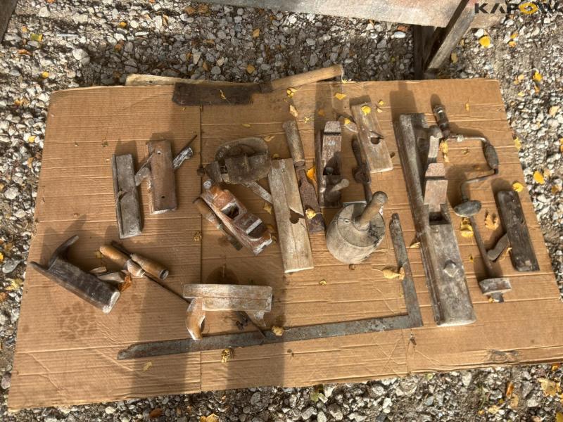 Planing bench with tools 23