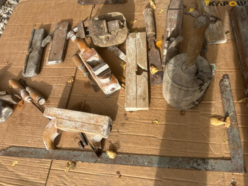 Planing bench with tools 25