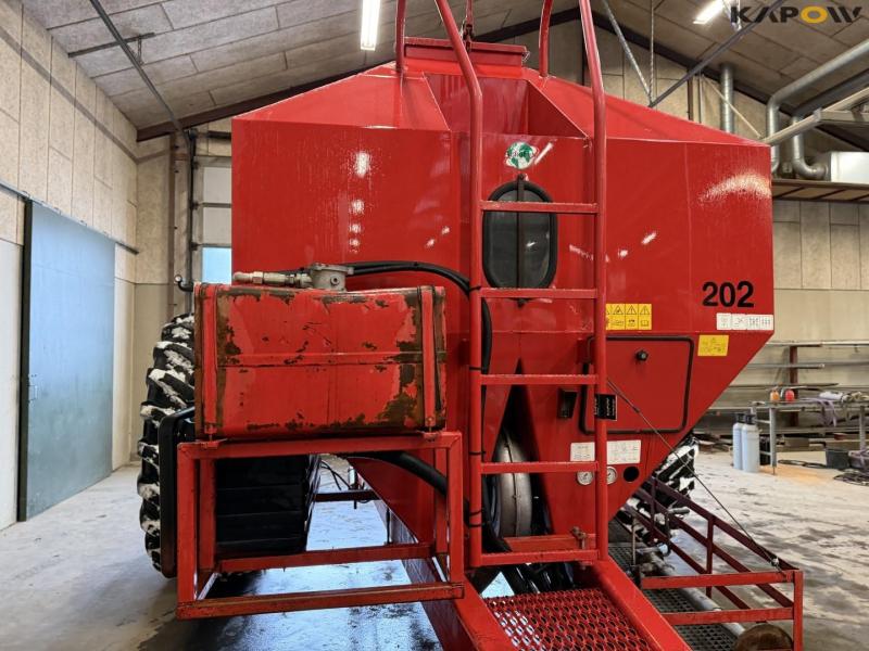 Horsch SW7000S fertilizer spreader. 17