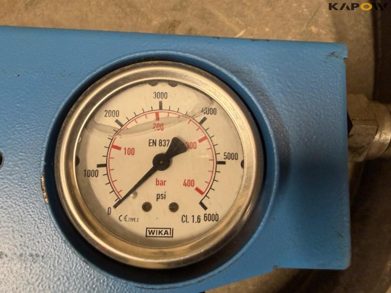 Hydraulic hose crimper 20