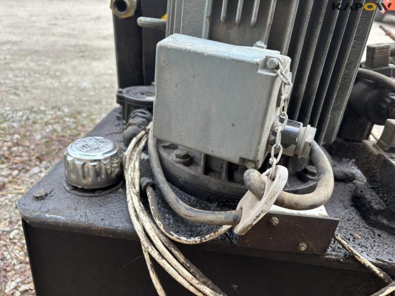 Hydraulic station 19