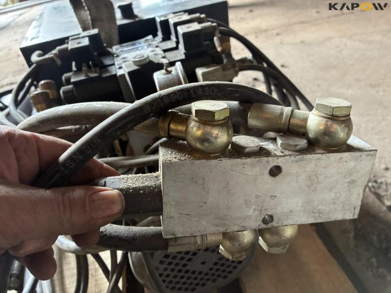 Hydraulic station with pistons 7