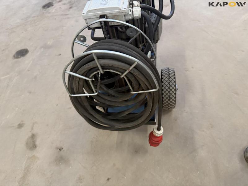 Hydraulic station 10