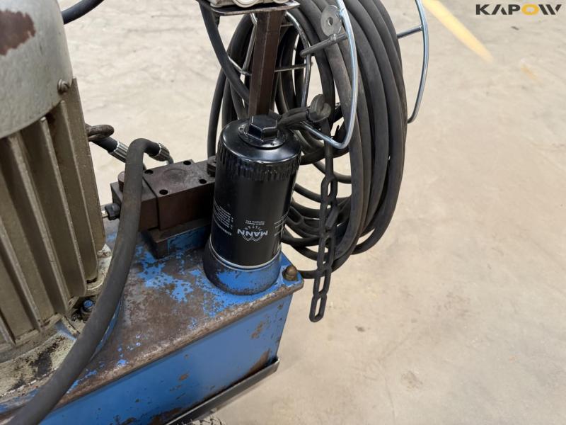 Hydraulic station 17