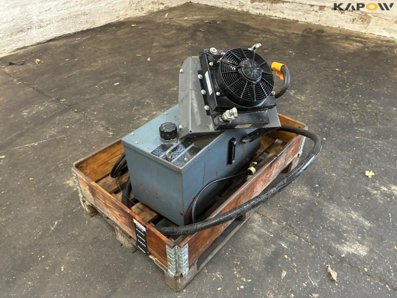 Hydraulic tank with cooler 1