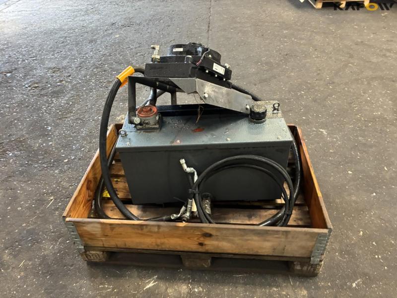 Hydraulic tank with cooler 4