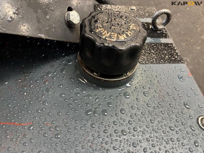 Hydraulic tank with cooler 19