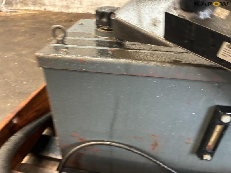 Hydraulic tank with cooler 27