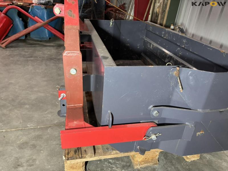 Hydraulic rear tip bucket 20