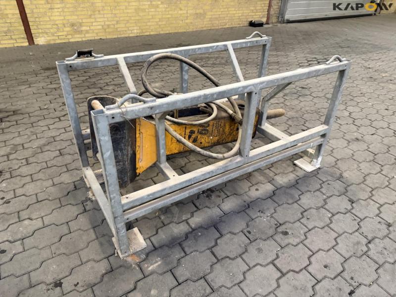 Hydraulic hammer with Hydrema hitch 3