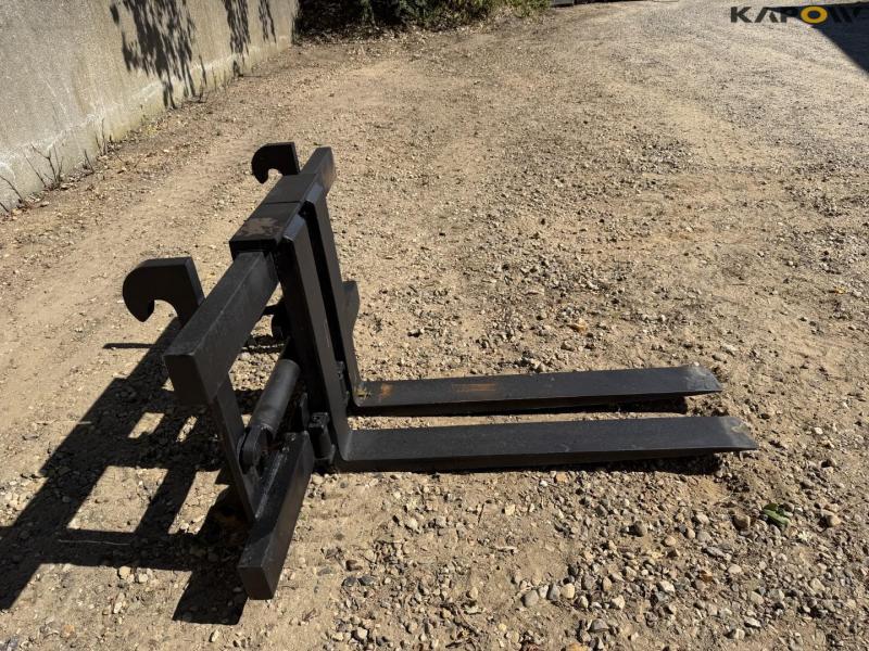 Hydraulic pallet forks with Volvo hitch 4