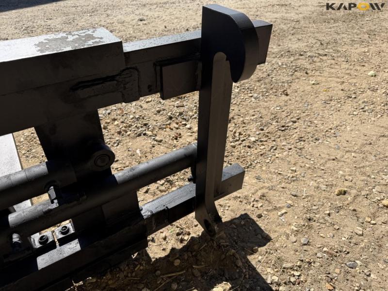 Hydraulic pallet forks with Volvo hitch 10