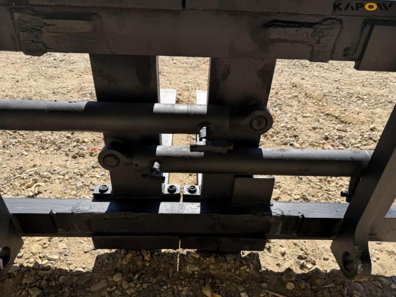 Hydraulic pallet forks with Volvo hitch 12
