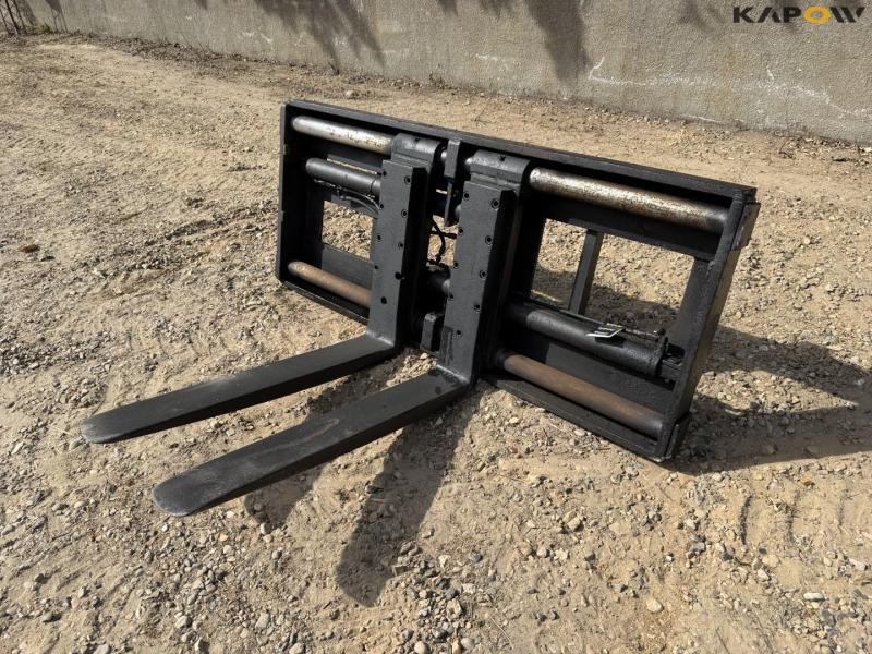 Hydraulic pallet forks with Volvo hitch 1