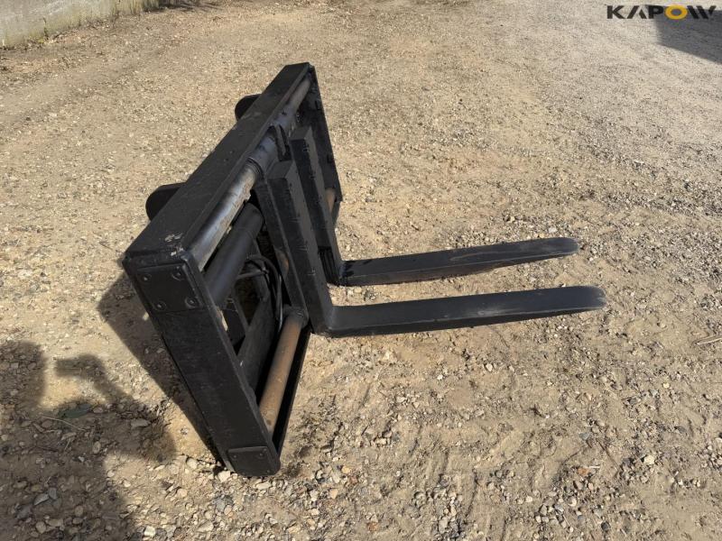 Hydraulic pallet forks with Volvo hitch 4