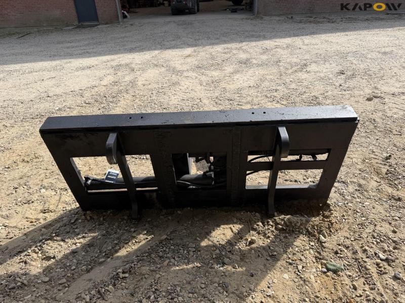 Hydraulic pallet forks with Volvo hitch 6