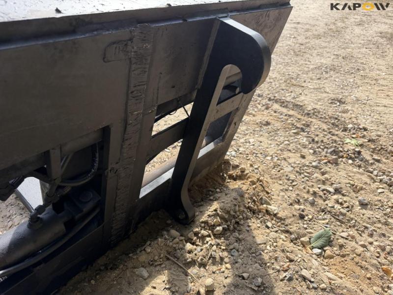 Hydraulic pallet forks with Volvo hitch 9
