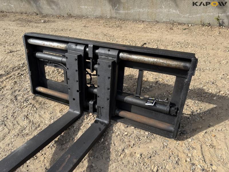 Hydraulic pallet forks with Volvo hitch 11