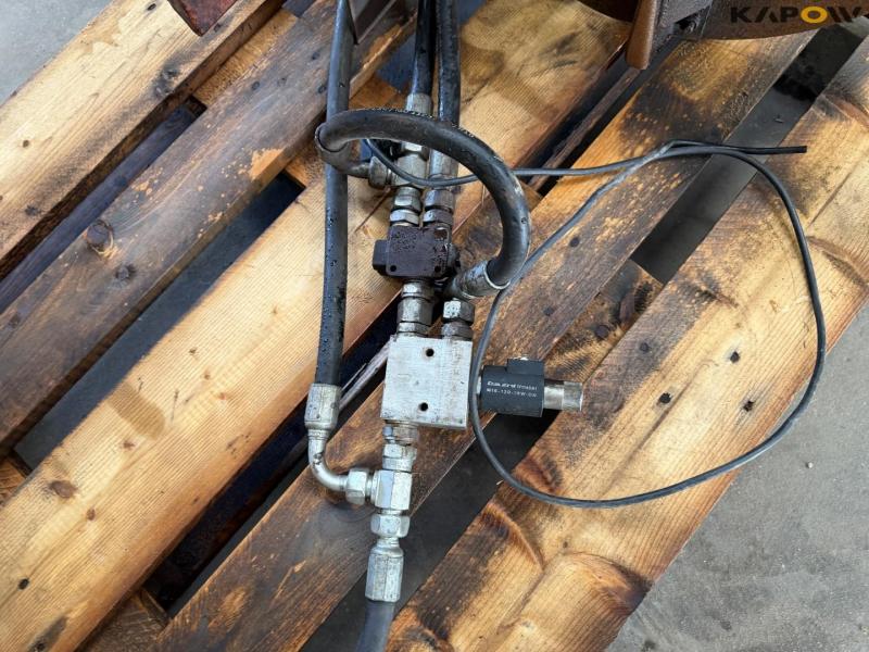 Hydraulic spreader 16