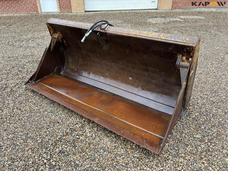 Hydrema bucket with Volvo hitch 1