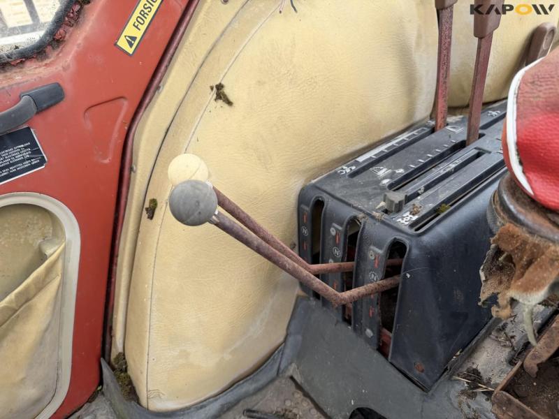 IH 685 XL tractor with front loader 35