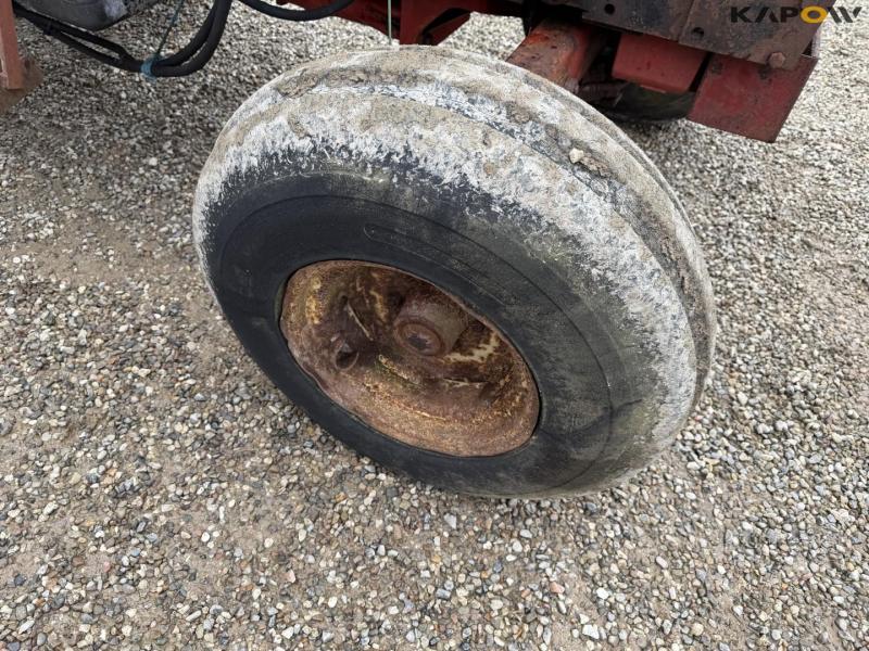 IH 685 XL tractor with front loader 55