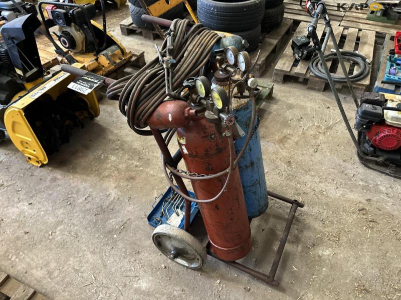 Oxygen and gas set with equipment 3