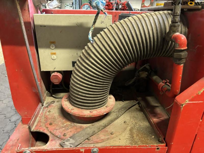 Industrial vacuum cleaner 18