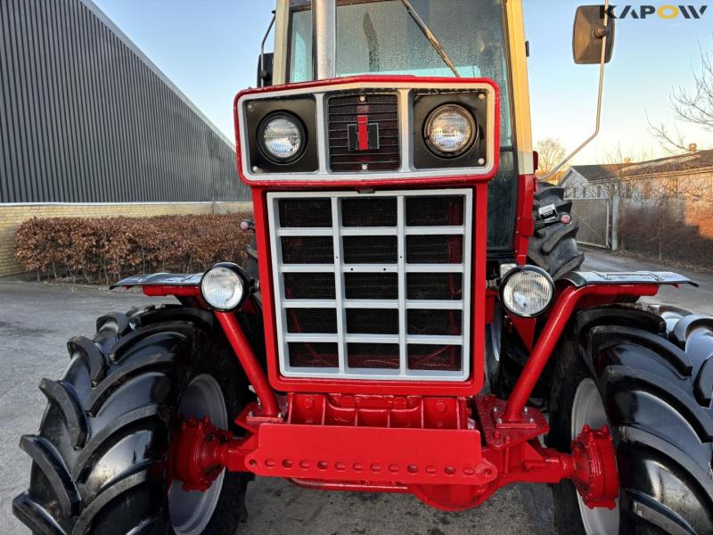 International Harvester 886 tractor 11
