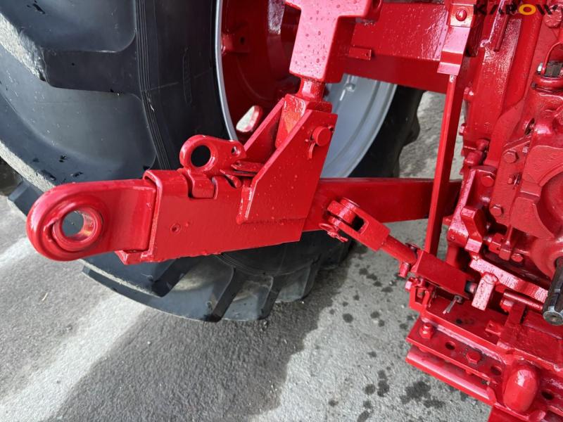 International Harvester 886 tractor 29