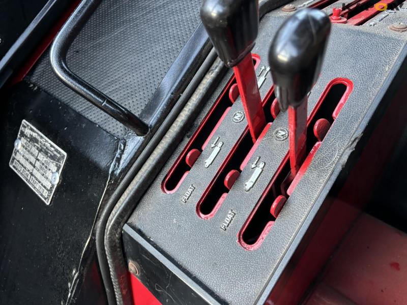 International Harvester 886 tractor 49