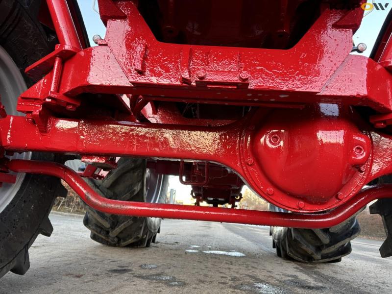 International Harvester 886 tractor 57