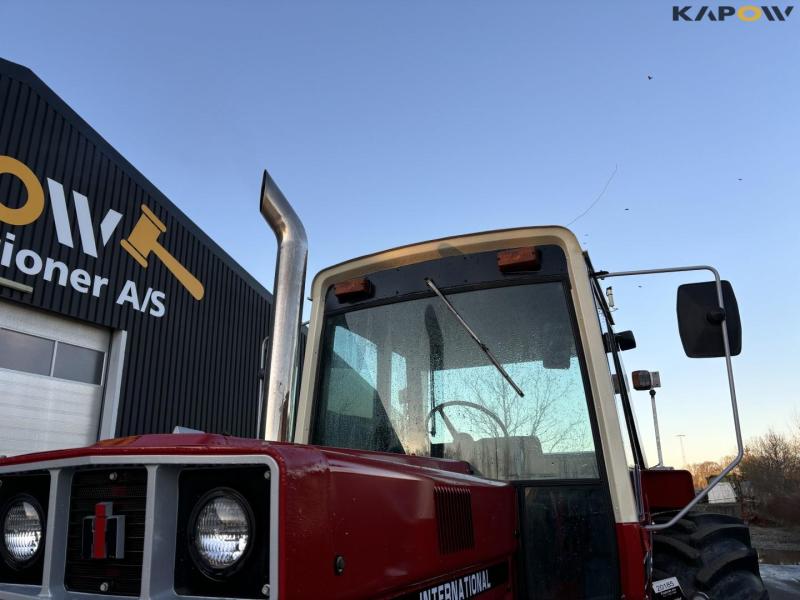 International Harvester 886 tractor 58