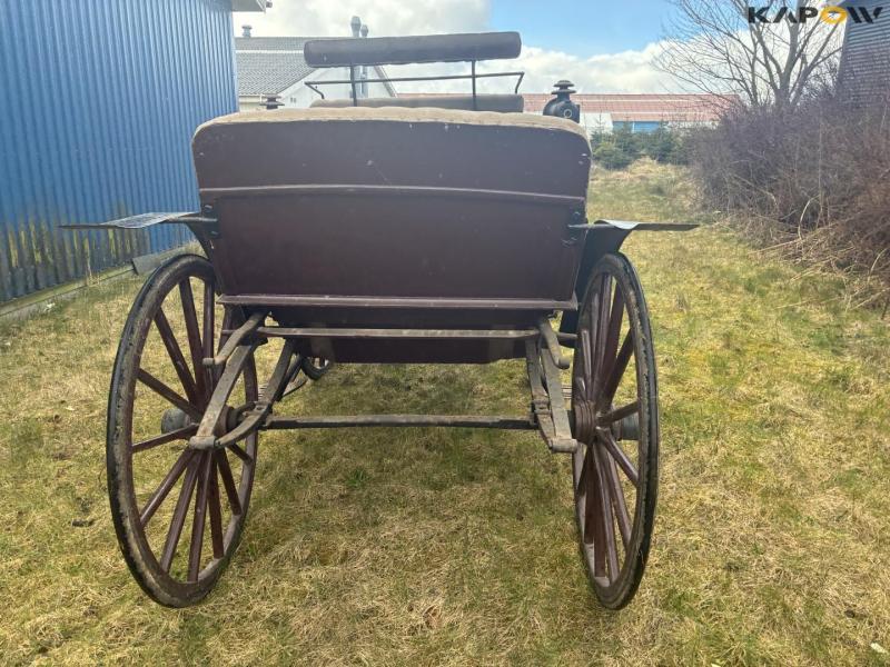 J.H. Hildebrandt horse-drawn carriage 4